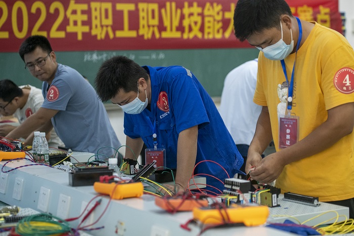 3、2022年7月3日，位于广西梧州工匠学院（梧州职业学院），技术职工正在进行电工技能竞赛。（何华文）