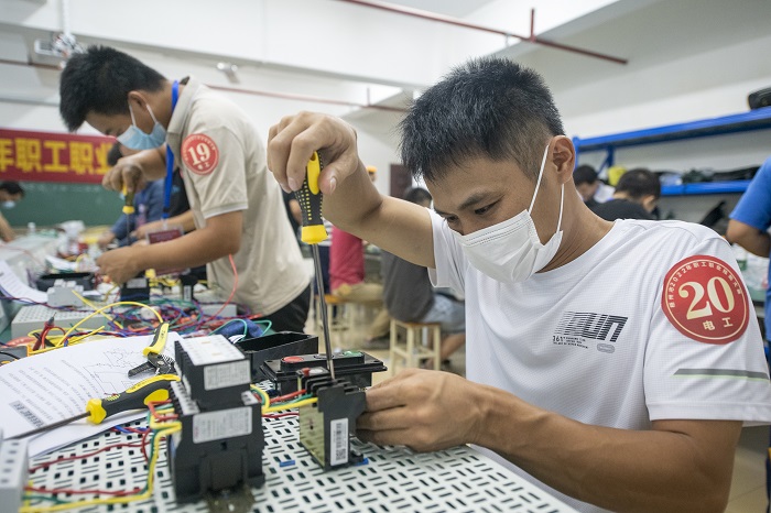 4、2022年7月3日，位于广西梧州工匠学院（梧州职业学院），技术职工正在进行电工技能竞赛。（何华文）