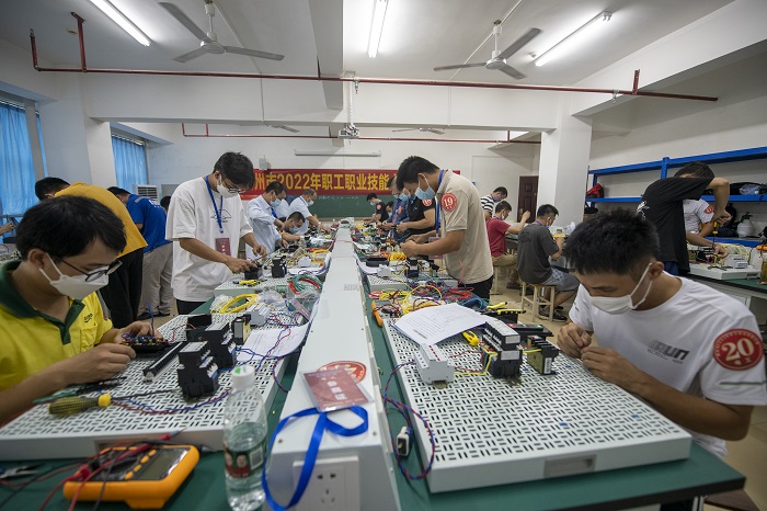 21、2022年7月3日，位于广西梧州工匠学院（梧州职业学院），技术职工正在进行电工技能竞赛。（何华文）