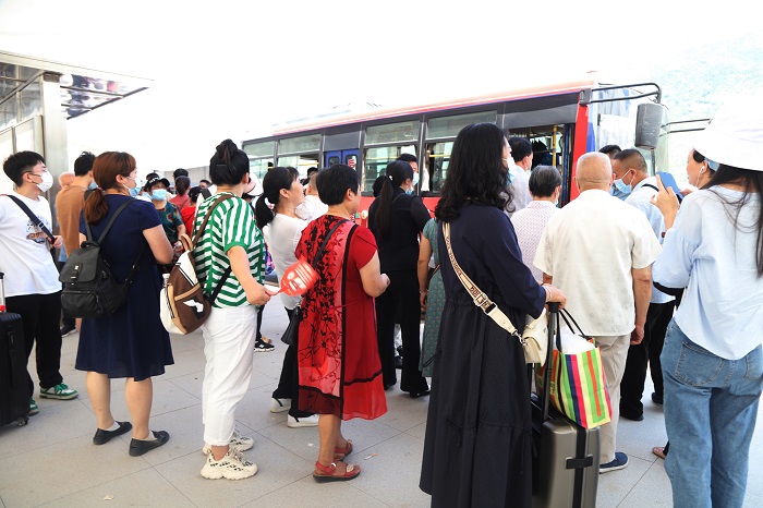 图3：郑渝高铁巫山站旅客正在公交车客班车候车区候车。2022年6月20日，摄于郑渝高铁巫山站。唐探峰摄
