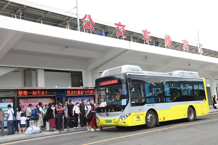 图4：郑渝高铁巫山站旅客正在有序上车。2022年6月26，摄于郑渝高铁巫山站。唐探峰摄