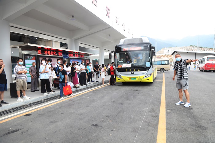 图5：巫山分公司领导正在高铁站督导客车有序安畅运行。2022年6月26日，摄于郑渝高铁巫山高铁站。唐探峰摄