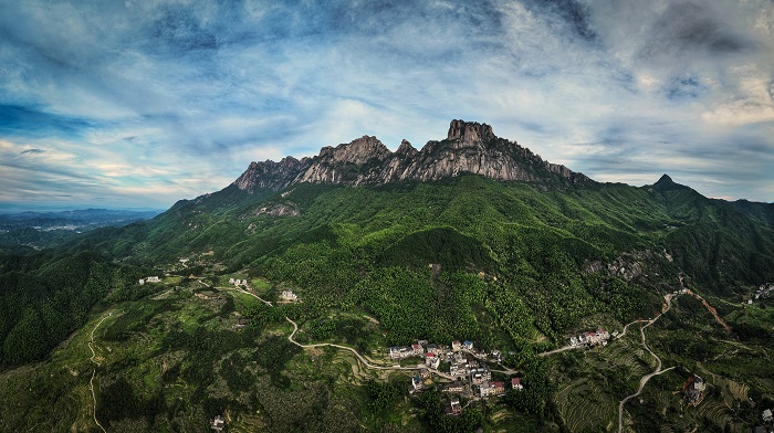 鸡鸣山村望灵山