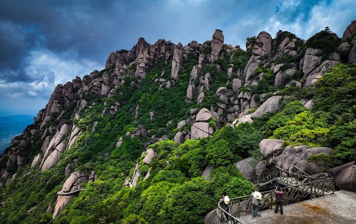 雄峻山峦仿佛有奇兵万千