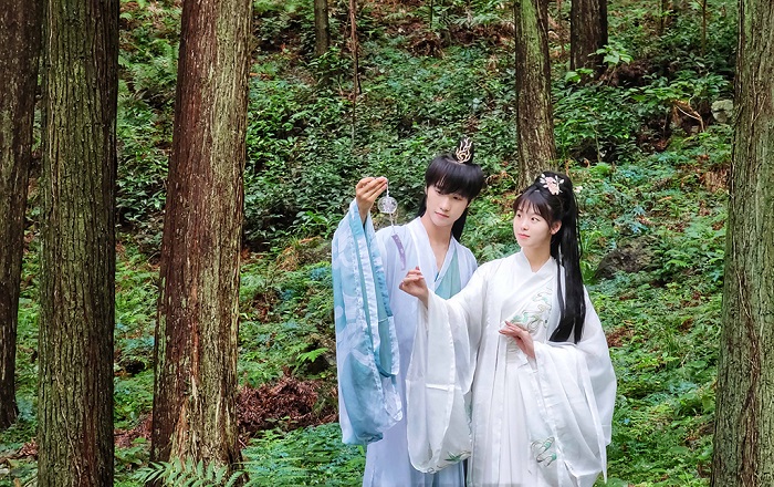 穿汉服的情侣