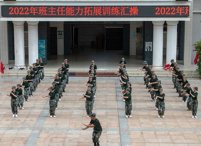 1、2022年7月10日，广西梧州商贸学校班主任在该校进行军训汇操表演。（何华文）