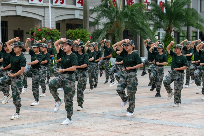 2、2022年7月10日，广西梧州商贸学校班主任在该校进行军训汇操表演。（何华文）