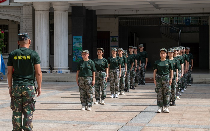 3、2022年7月10日，广西梧州商贸学校班主任在该校进行军训汇操表演。（何华文）