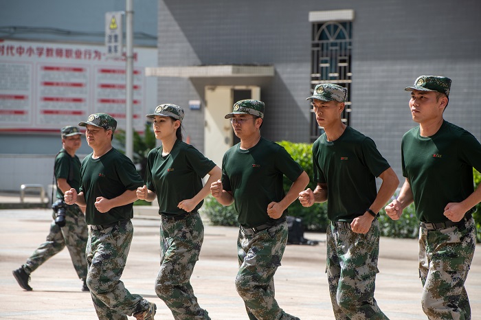 10、2022年7月10日，广西梧州商贸学校班主任在该校进行军训汇操表演。（何华文）