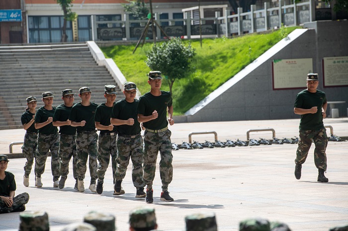 11、2022年7月10日，广西梧州商贸学校班主任在该校进行军训汇操表演。（何华文）