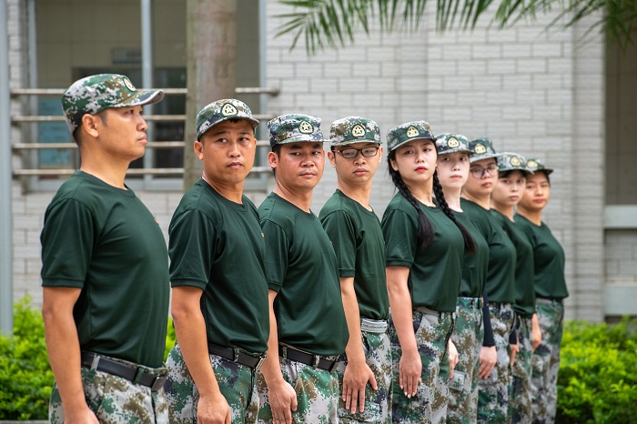 12、2022年7月10日，广西梧州商贸学校班主任在该校进行军训汇操表演。（何华文）