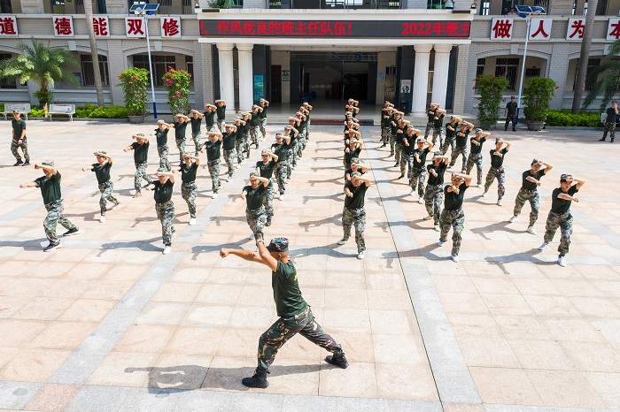 13、2022年7月10日，广西梧州商贸学校班主任在该校进行军训汇操表演。（何华文）