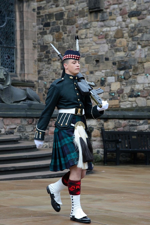 穿苏格兰裙的士兵