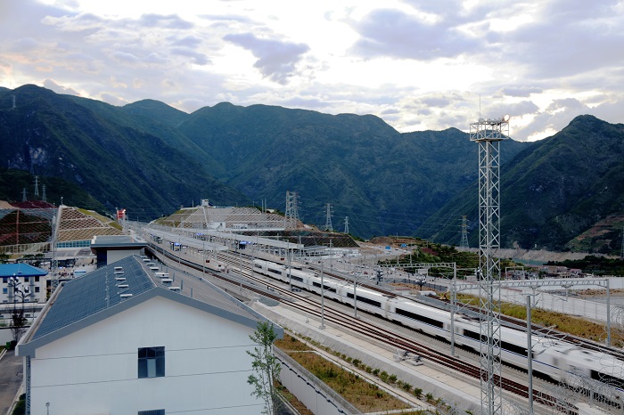 图1：6月20日，郑渝高铁全线开通巫山高铁站正式启用。2022年6月20日，摄于巫山高铁站。唐探峰摄
