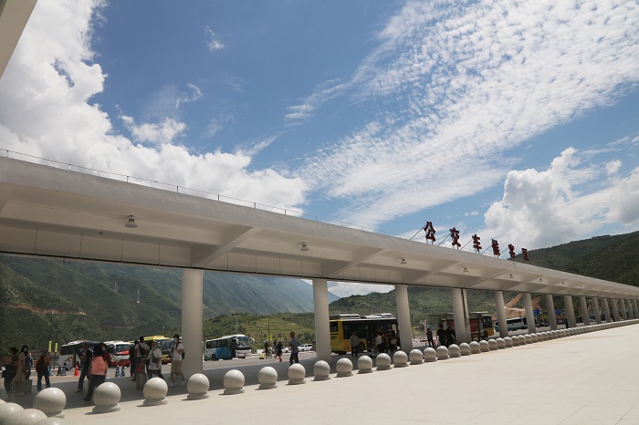 图4：巫山高铁站公交车换乘中心候车区。2022年7月4日，摄于巫山高铁站。唐探峰报摄