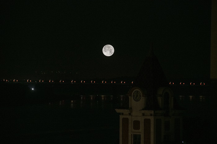 1、2022年6月14日凌晨，广西梧州，一轮“超级月亮”现身天宇，宛如白银。（多重曝光拍摄）（何华文）
