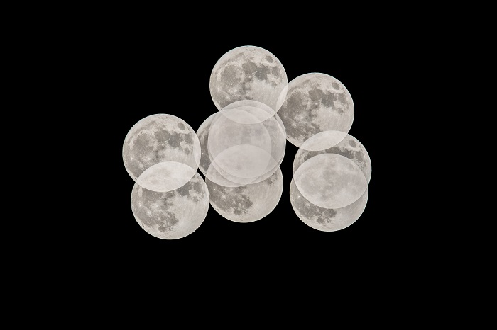 10、2022年6月13日晚上，广西梧州，一轮“超级月亮”现身天宇，宛如白银。（多重曝光拍摄）（何华文）