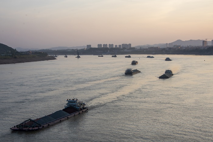 5、2022年7月14日，西江黄金水道广西梧州市区段，货船来往穿梭，交通顺畅，一派欣欣向荣景象。（何华文）