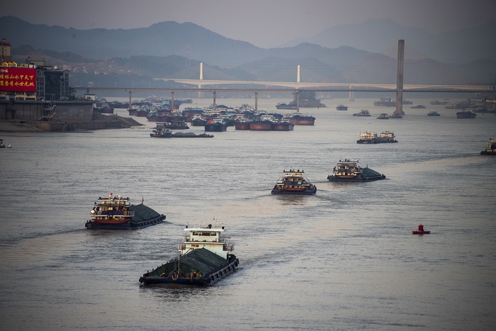 15、2022年7月14日，西江黄金水道广西梧州市区段，货船来往穿梭，交通顺畅，一派欣欣向荣景象。（何华文）