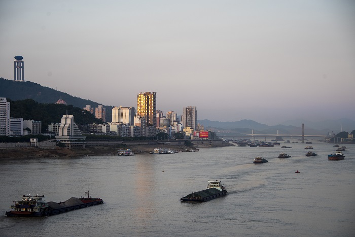 16、2022年7月14日，西江黄金水道广西梧州市区段，货船来往穿梭，交通顺畅，一派欣欣向荣景象。（何华文）