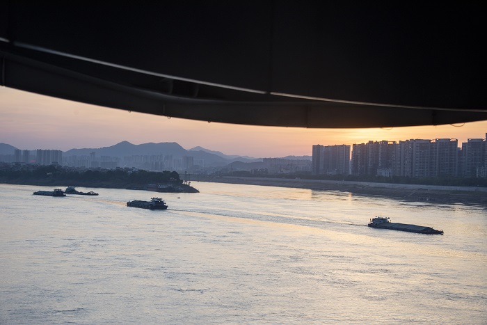 18、2022年7月14日，西江黄金水道广西梧州市区段，货船来往穿梭，交通顺畅，一派欣欣向荣景象。（何华文）