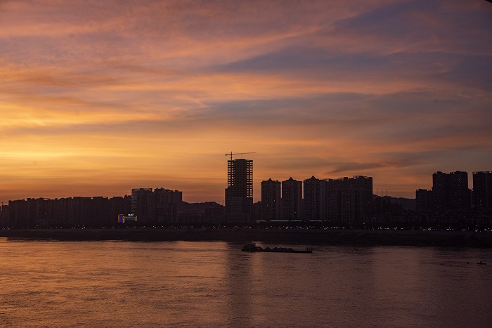 7、2022年7月14日，广西梧州市城市建筑、西江过往船只在晚霞映照下如诗如画，美不胜收。（何华文）