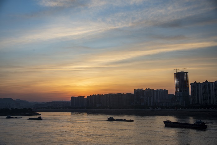 9、2022年7月14日，广西梧州市城市建筑、西江过往船只在晚霞映照下如诗如画，美不胜收。（何华文）