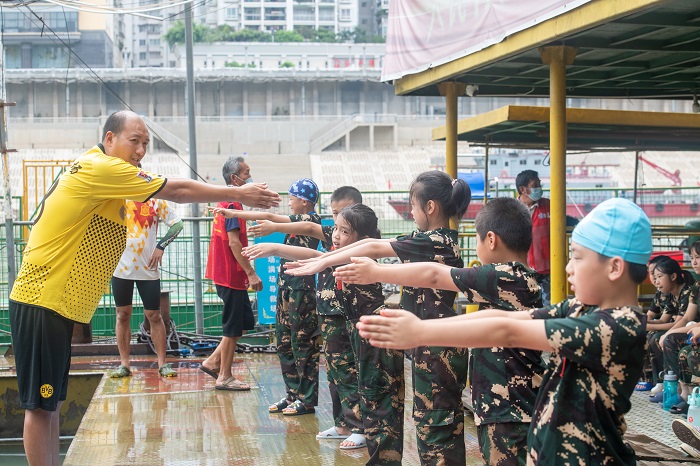 17、2022年7月17日，广西梧州市（桂江一桥边）游泳场内，孩子们在教练的指导下学习游泳技能。（何华文）