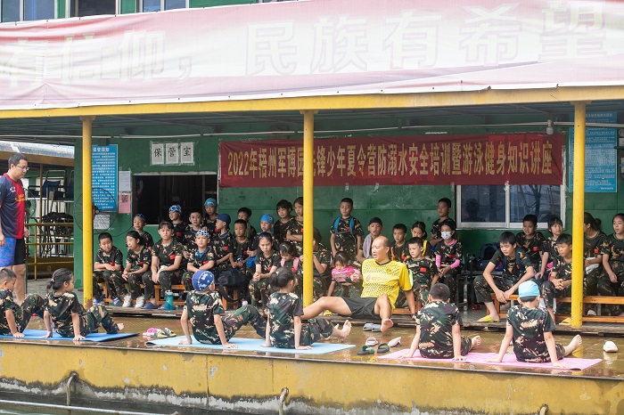 18、2022年7月17日，广西梧州市（桂江一桥边）游泳场内，孩子们在教练的指导下学习游泳技能。（何华文）