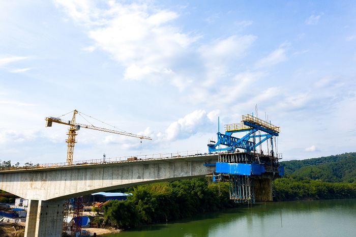 6、2022年7月16日，位于广西梧州市长洲区倒水桂江公路大桥，施工工人们战高温、斗酷暑，抢工期、赶进度，该大桥已进入合龙冲刺阶段。（何华文）
