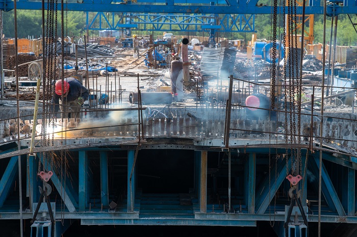 8、2022年7月16日，位于广西梧州市长洲区倒水桂江公路大桥，施工工人们战高温、斗酷暑，抢工期、赶进度，该大桥已进入合龙冲刺阶段。（何华文）