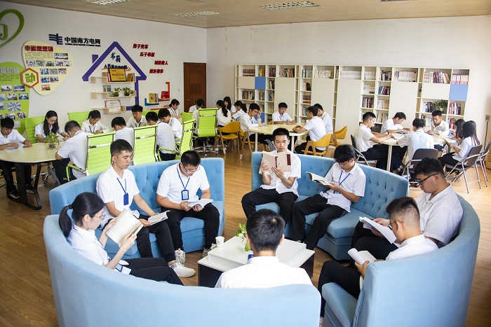 1、2022年7月18日，南方电网广西梧州供电局“职工书屋”里，员工们在阅读图书杂志，口味书香。（何华文）