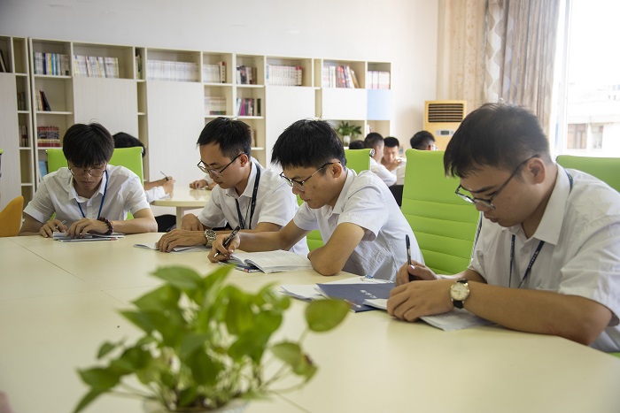 5、2022年7月18日，南方电网广西梧州供电局“职工书屋”里，员工们在阅读图书杂志，口味书香。（何华文）