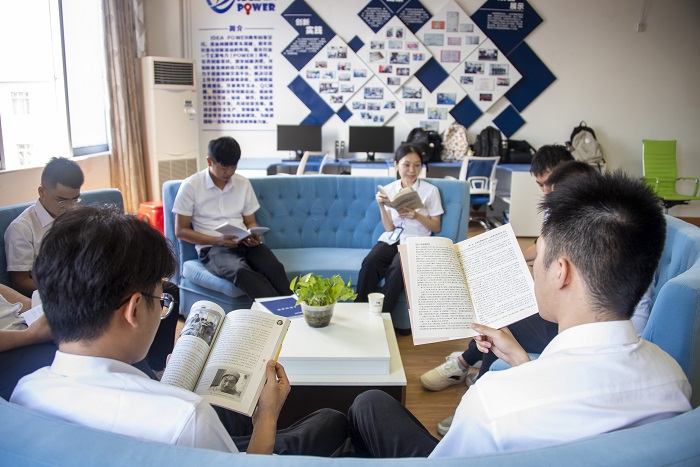 6、2022年7月18日，南方电网广西梧州供电局“职工书屋”里，员工们在阅读图书杂志，口味书香。（何华文）