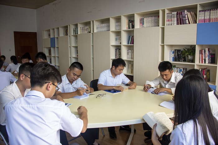 9、2022年7月18日，南方电网广西梧州供电局“职工书屋”里，员工们在阅读图书杂志，口味书香。（何华文）