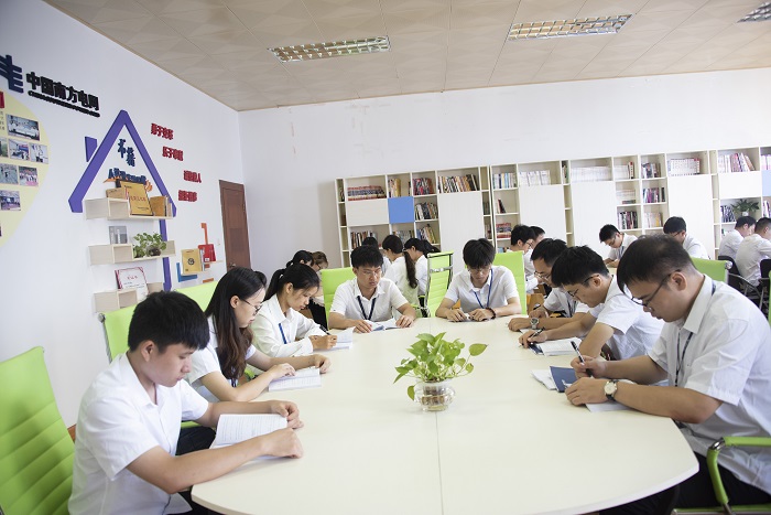 10、2022年7月18日，南方电网广西梧州供电局“职工书屋”里，员工们在阅读图书杂志，口味书香。（何华文）