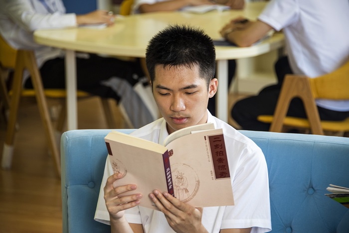13、2022年7月18日，南方电网广西梧州供电局“职工书屋”里，员工们在阅读图书杂志，口味书香。（何华文）