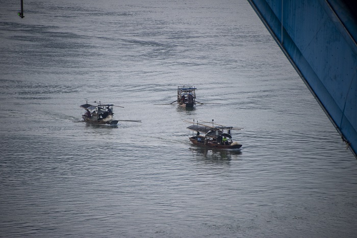 2、2022年7月18日，广西梧州市渔民在桂江河上捕鱼。（何华文）