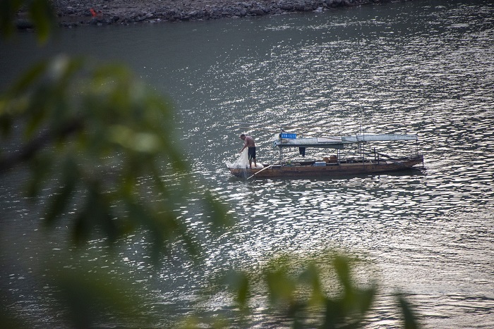 4、2022年7月18日，广西梧州市渔民在桂江河上捕鱼。（何华文）