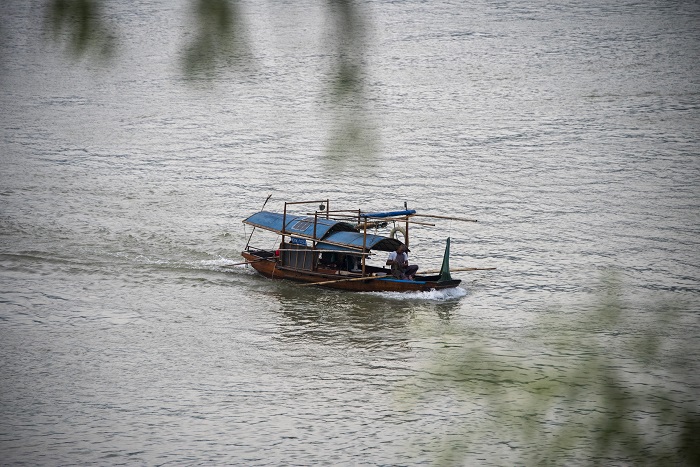 13、2022年7月18日，广西梧州市渔民在桂江河上捕鱼。（何华文）