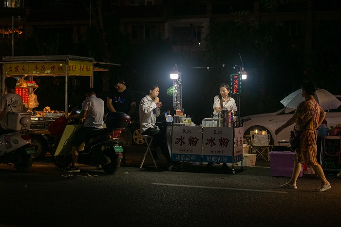 1、2022年7月18日晚，广西梧州市龙圩区苍海新区夜市一条街，人头攒动，大量市民和游客前来逛街、购物、游玩、品美食，一派红火热闹场景。（何华文）