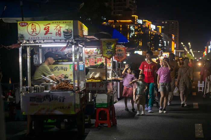 8、2022年7月18日晚，广西梧州市龙圩区苍海新区夜市一条街，人头攒动，大量市民和游客前来逛街、购物、游玩、品美食，一派红火热闹场景。（何华文）
