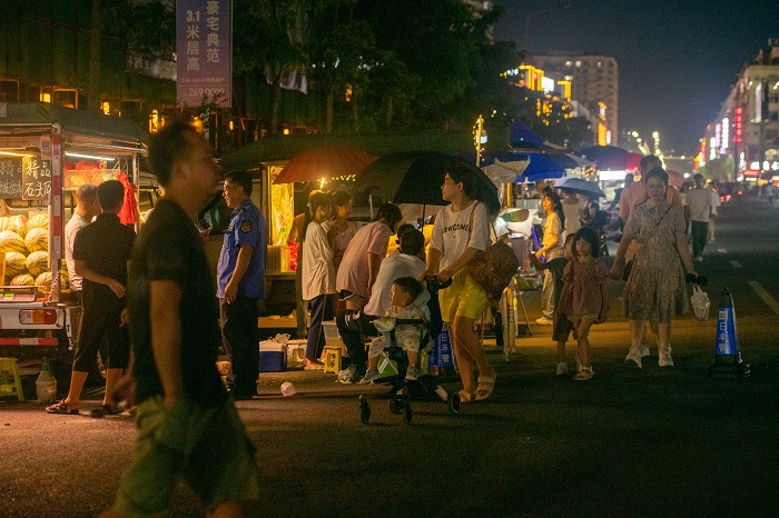 10、2022年7月18日晚，广西梧州市龙圩区苍海新区夜市一条街，人头攒动，大量市民和游客前来逛街、购物、游玩、品美食，一派红火热闹场景。（何华文）