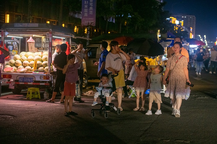 11、2022年7月18日晚，广西梧州市龙圩区苍海新区夜市一条街，人头攒动，大量市民和游客前来逛街、购物、游玩、品美食，一派红火热闹场景。（何华文）