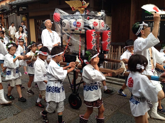 祗园祭上的孩子们