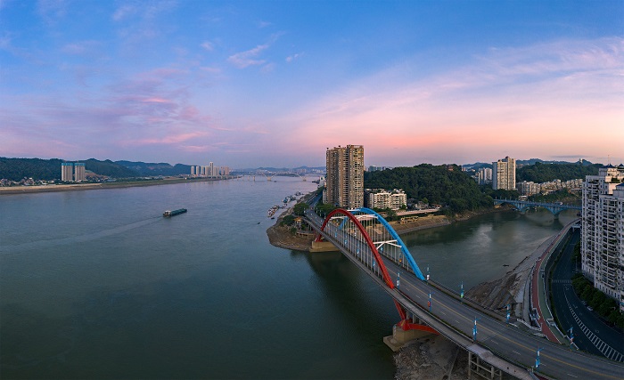 1、2022年7月20日，清晨，广西梧州市山城水都，日出朝霞别样美，云霞满天，气象万千，风光美如画卷。（何华文）