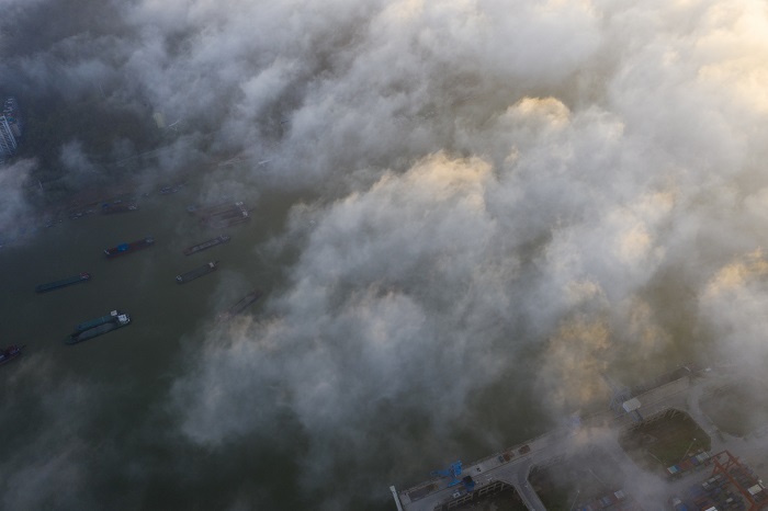 3、2022年7月22日，西江黄金水道广西梧州市区段云雾飘渺，与过往货船、城市建筑、码头、青山绿水相交辉映，构成一幅美丽画卷，美不胜收。（何华文）
