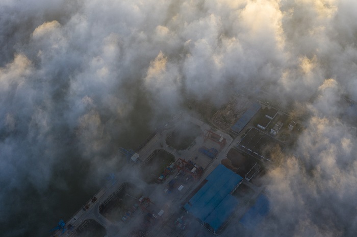 12、2022年7月22日，西江黄金水道广西梧州市区段云雾飘渺，与过往货船、城市建筑、码头、青山绿水相交辉映，构成一幅美丽画卷，美不胜收。（何华文）