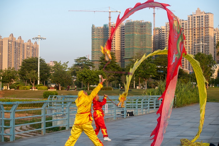 5、2022年7月23日，大暑，市民在广西梧州市龙圩区苍海公园舞龙健身。（何华文）