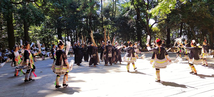 2022年7月26日，贵州省从江县岜沙汉和岜沙姑娘在表表演民俗文化。